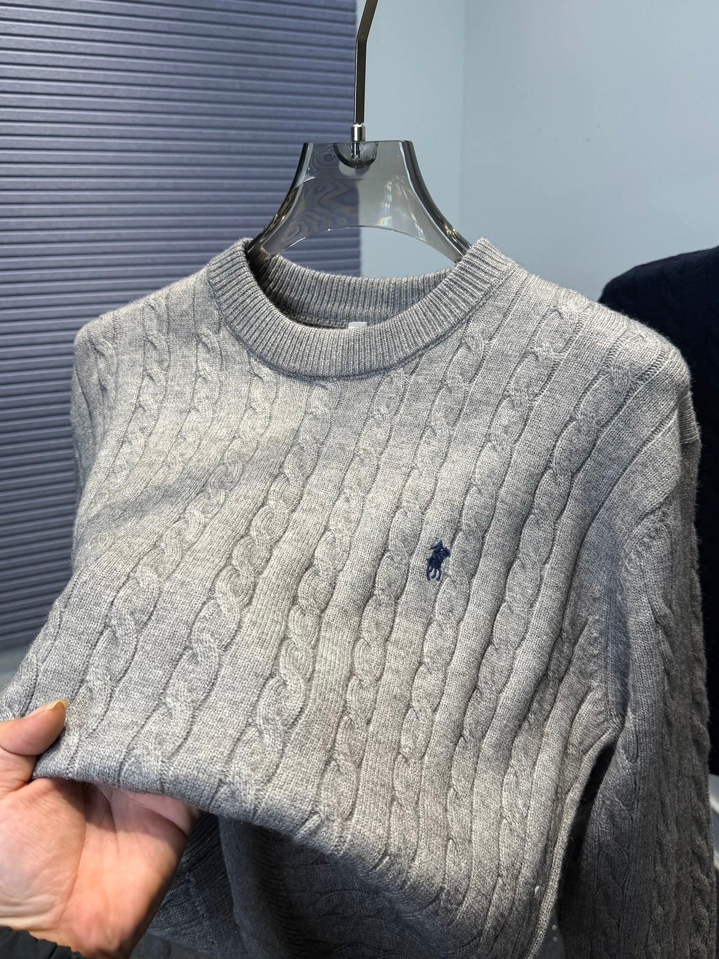 Maglione Stile Polo con Logo Ricamato