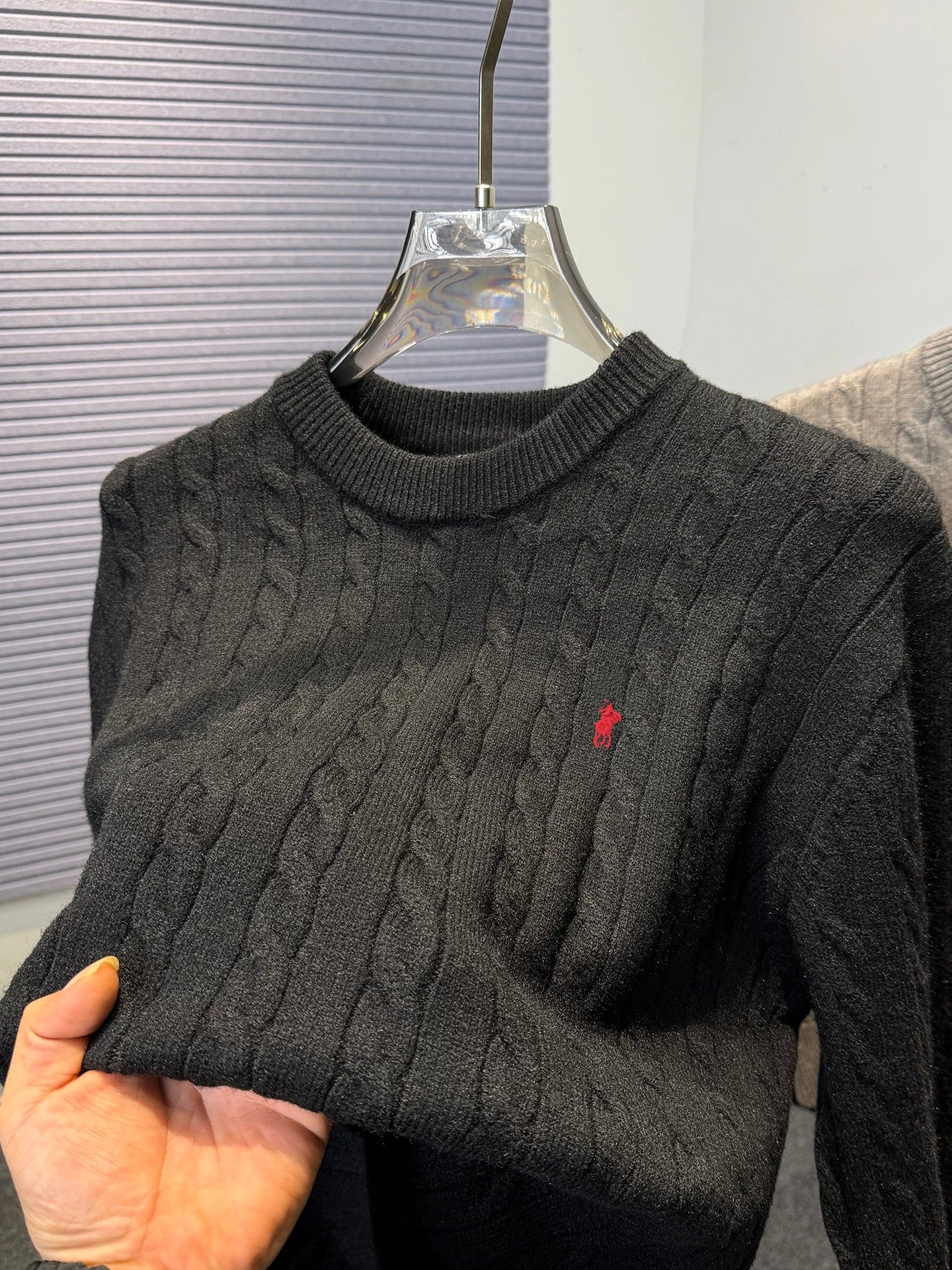 Maglione Stile Polo con Logo Ricamato